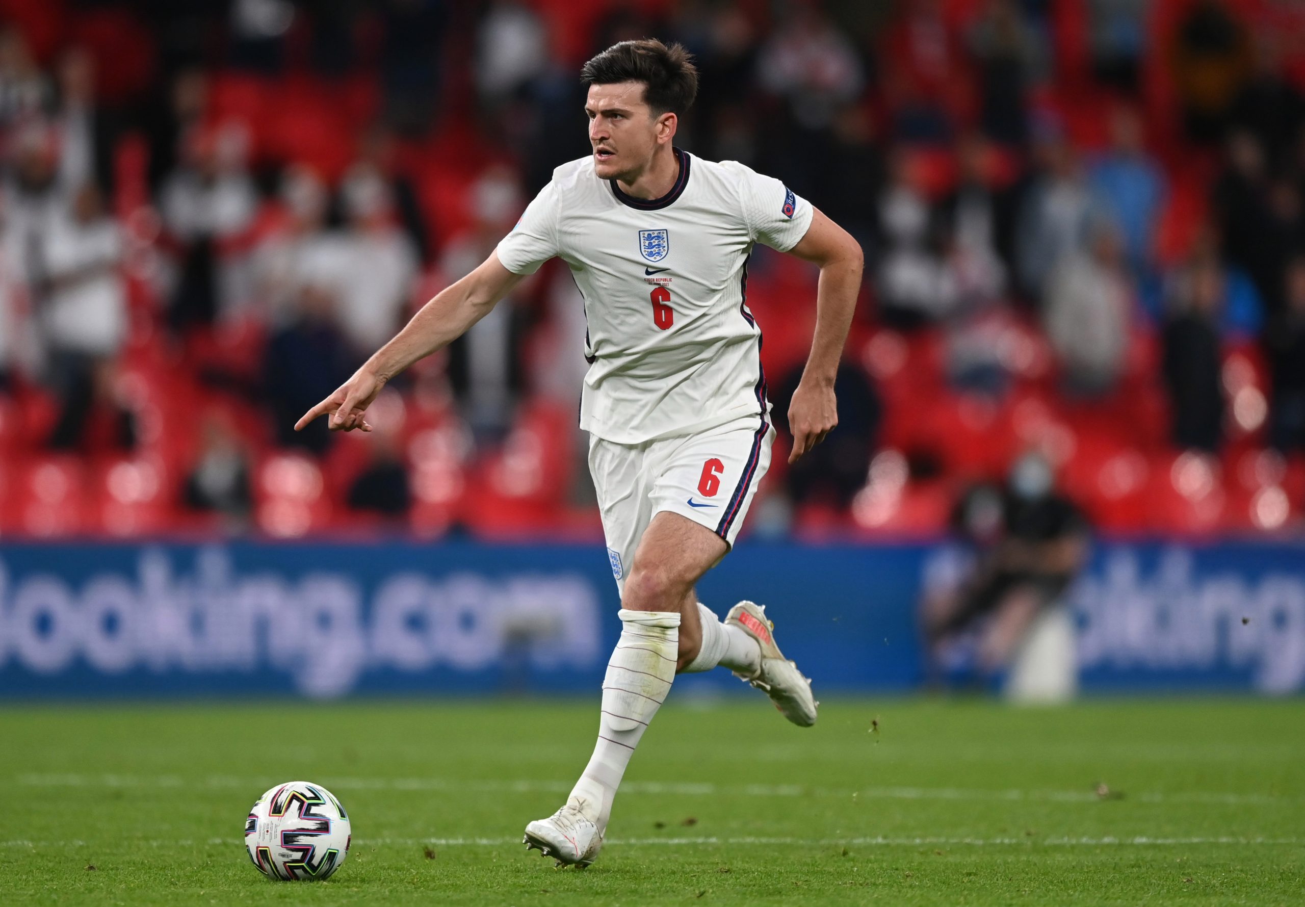 cac-dong-doi-cua-dt-anh-dua-nhau-bao-ve-harry-maguire