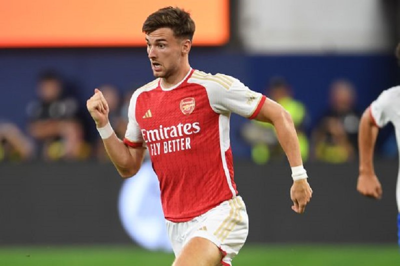 cuu-sao-arsenal-co-le-kieran-tierney-dang-bat-dong-voi-arteta